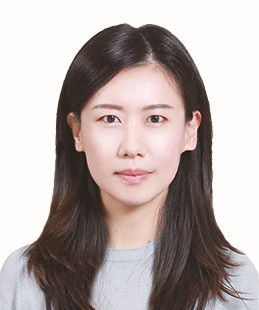 資訊長 何依芮